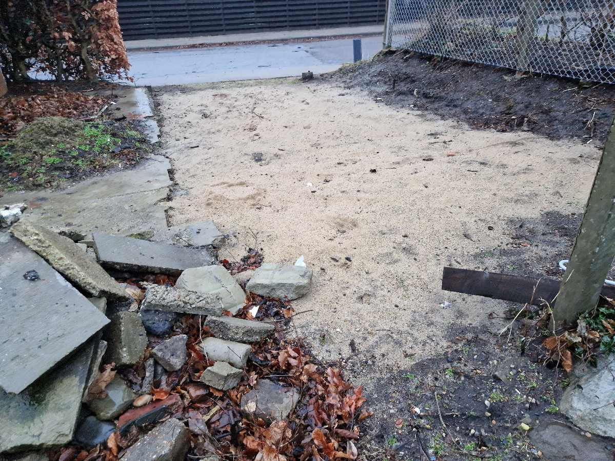  Køre sand og sten til Genbrugspladsen