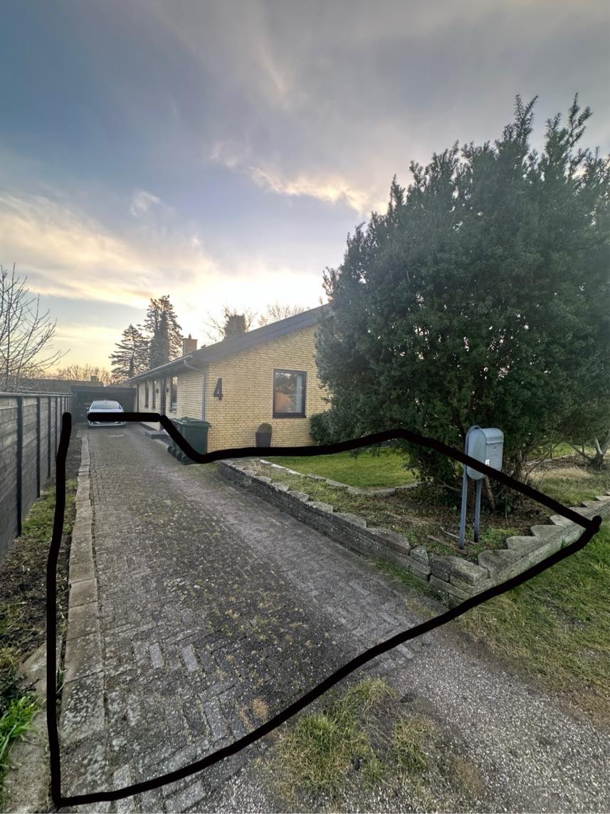 Brolægning. Udskiftning af 50x50x8 fliser.