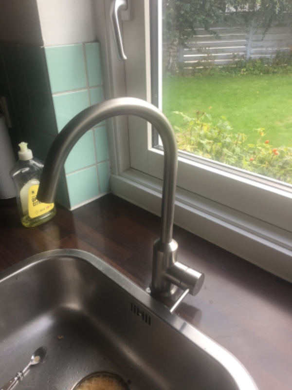 Ny vandhane skal tilsluttes og opsætning af bruser på badeværelsevæg