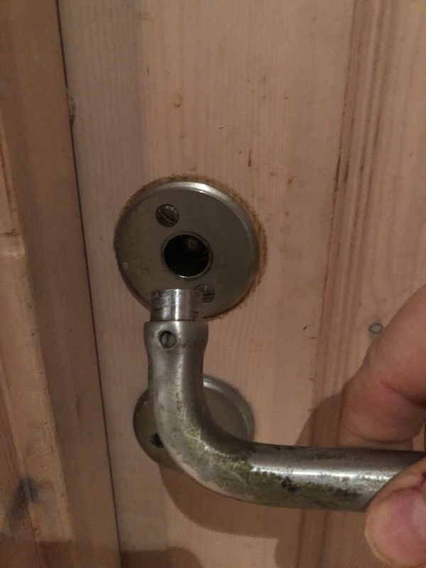 Et dørhåndtag til et værelse er faldet af, så døren ikke kan åbnes.