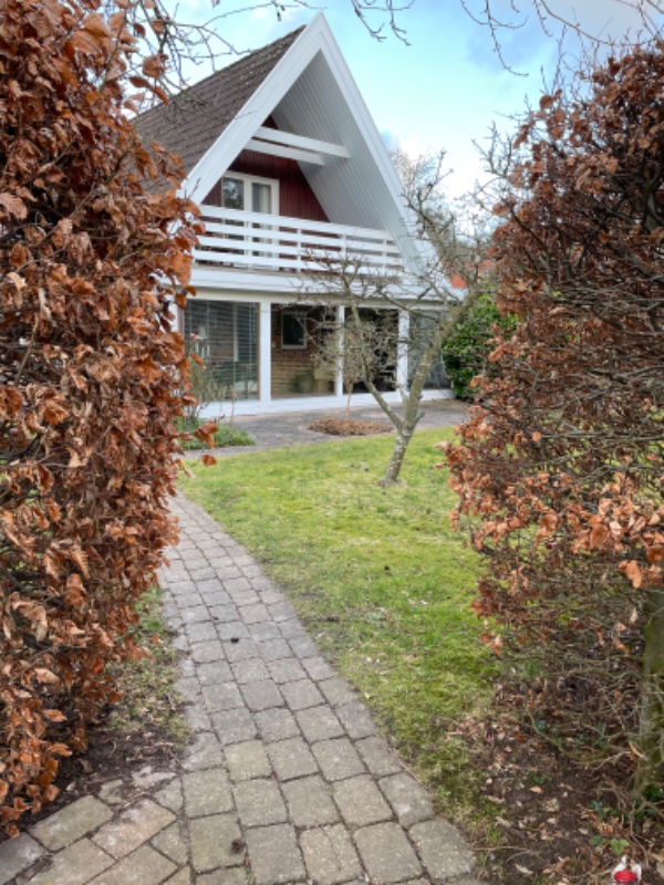 Opsætning af hundehegn i halvdelen i haven og en låge.