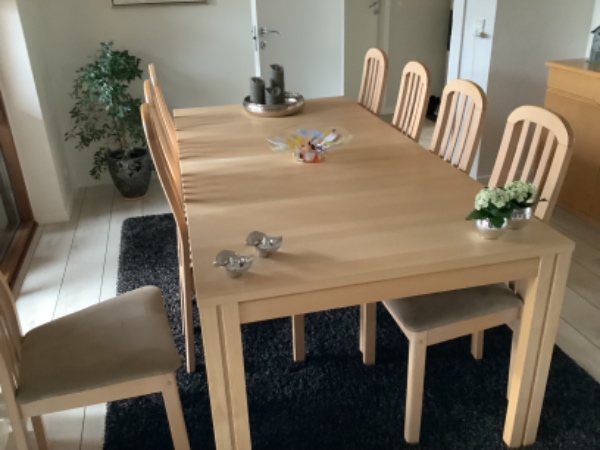 Slibning af spisebord og stole