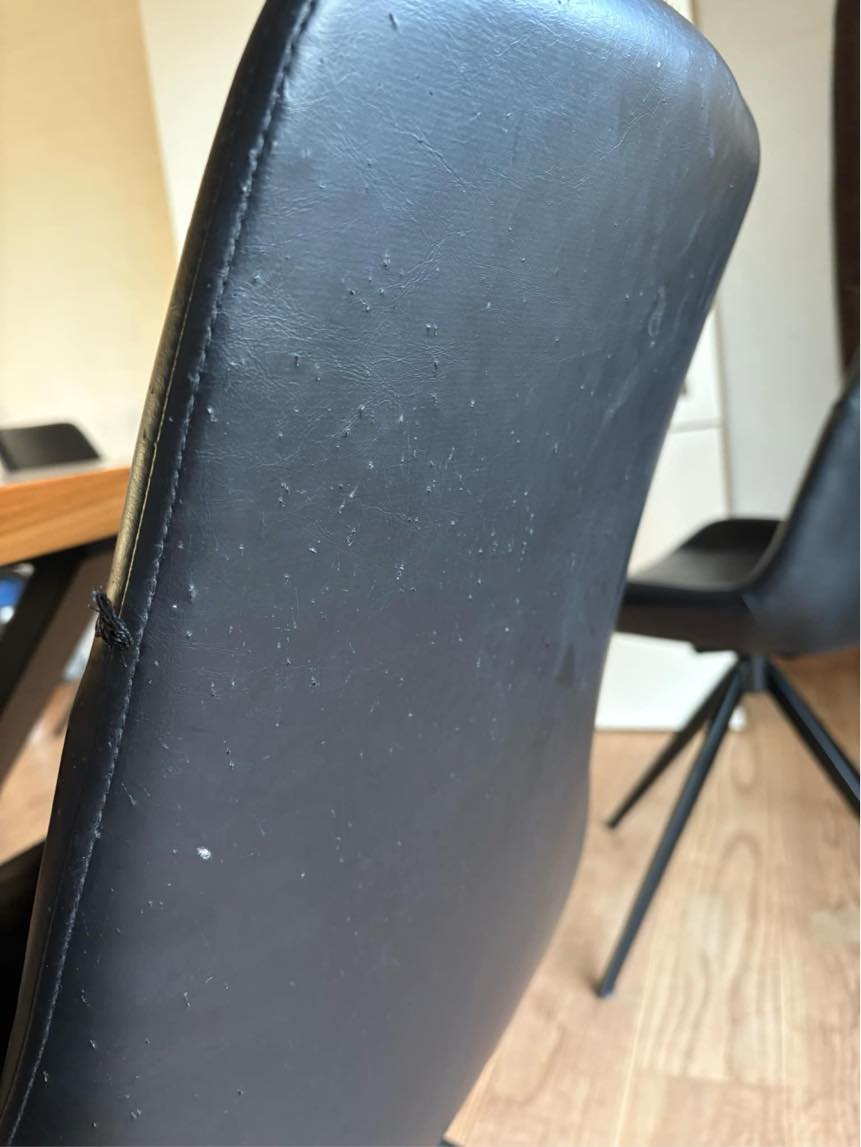 Reparation af læderstol (kattemærker)