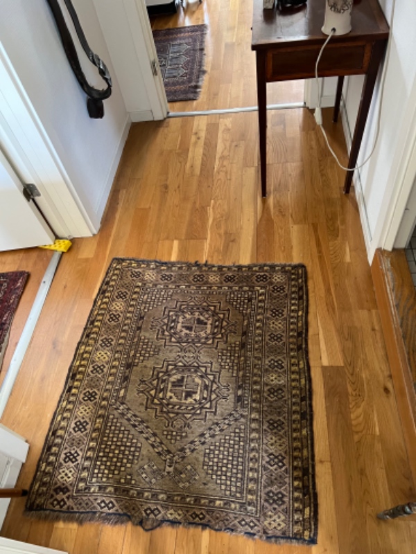 Støvsugning af tre værelser og vask af gulvene i køkken og badeværelse