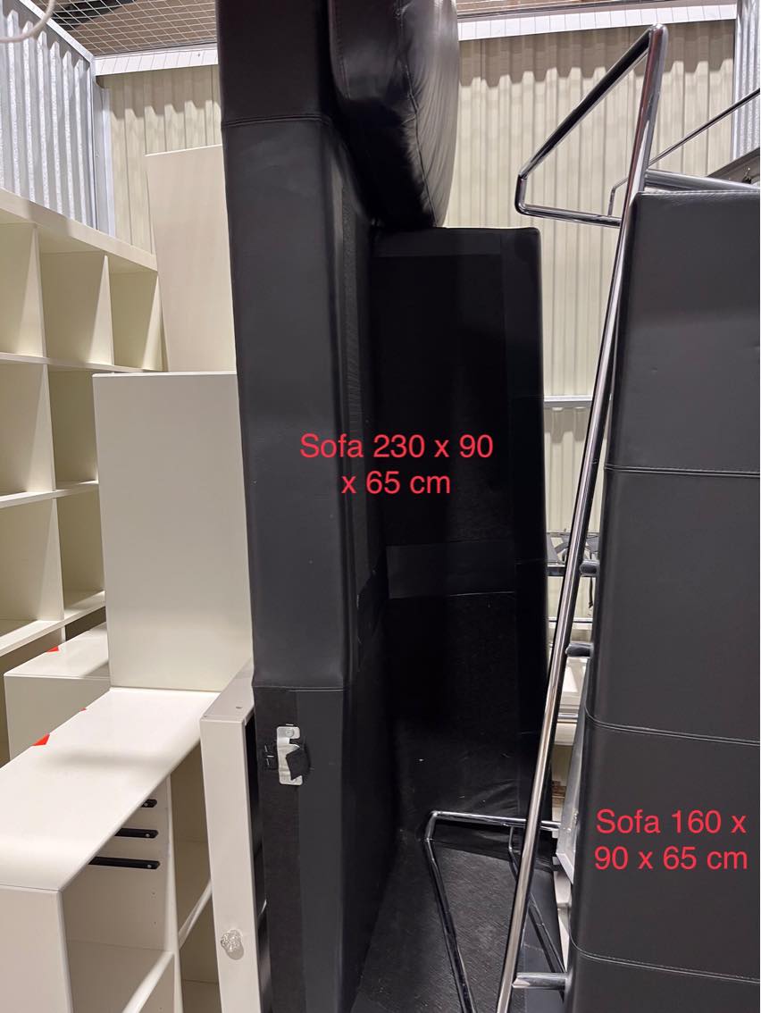 Hjælp til at flytte et par sofaer, sofabord, 11 montana-reoler, to reoler, et par stel og et fjernsyn