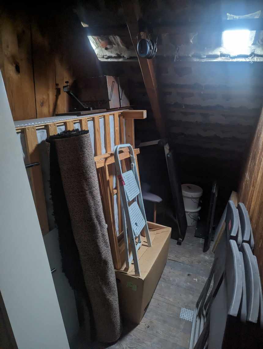 Tømmeloftrum og og køre seng og sofa på lossepladsen