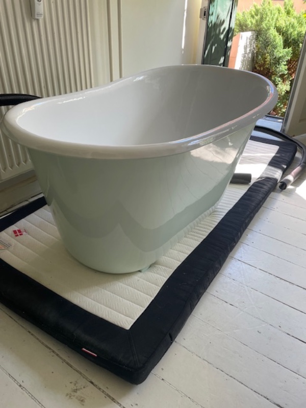 Flytning af tungt badekar