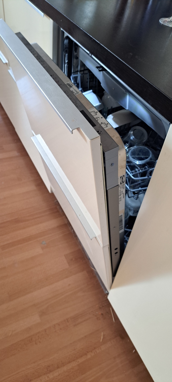 Front til IKEA Villboda opvaskemaskine med Våglig skinner. Front og skinner passer ikke sammen.