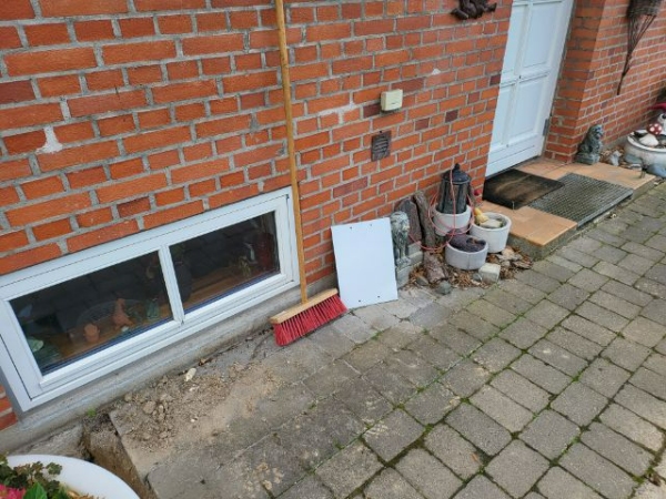 Graves op ved kælder og montering af grundmursplader