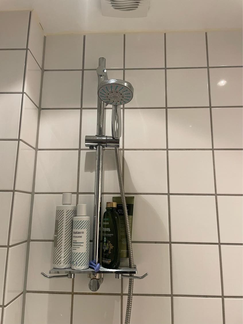 Nyt toilet, håndvask og brus