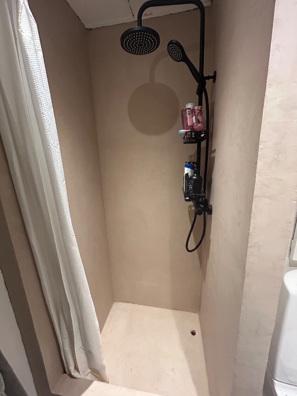 Fuge af bordplade, brusekabine samt en enkelt dør