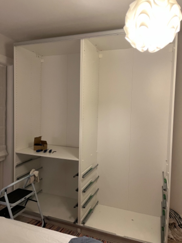 Skille klædeskab og bære ned fra første sal til garage. Front-låger og skuffer er båret ned.