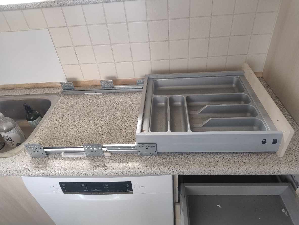 Køkkenskuffe skinner røget af, men skuffe ok.