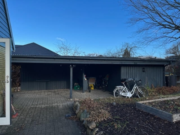 Nedrivning af kolonihavehus og carport i Roskilde