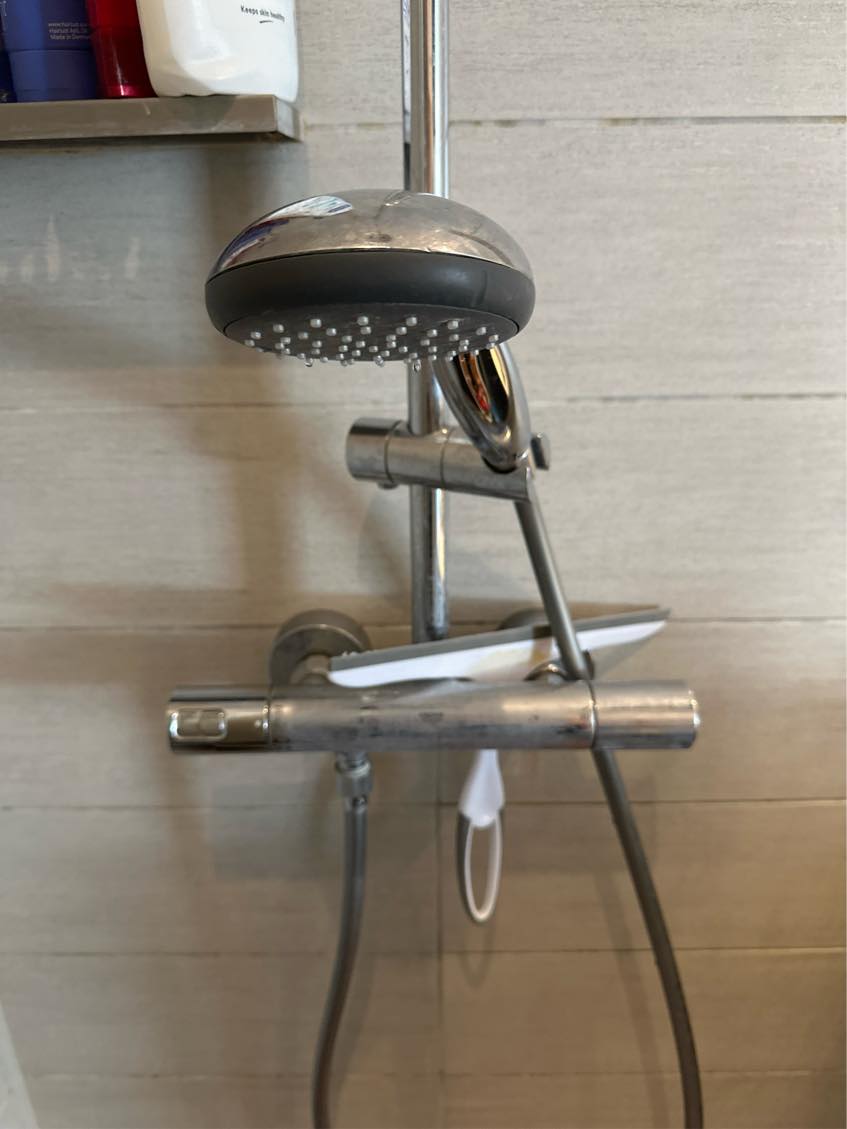 Afmontere brusesæt og opsætning af et nyt i badeværelse