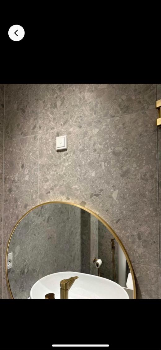 Hænge spejl op på flisevæg