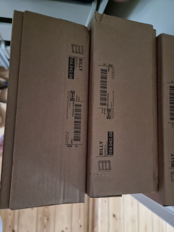 Samling af IKEA Billy-reoler og vinduespudsning