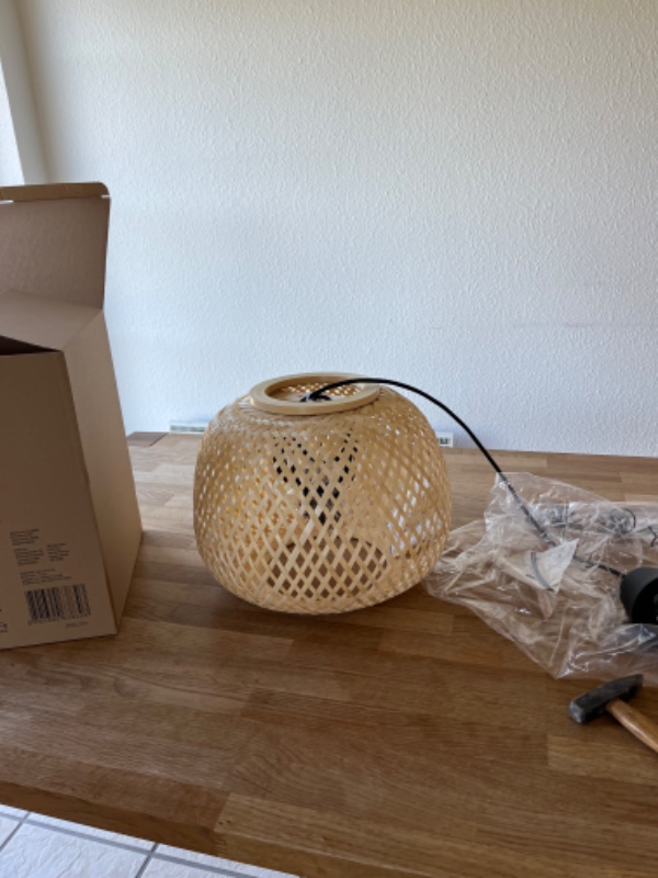 Modtage levering fra Ikea, samle senge og montere to lamper.