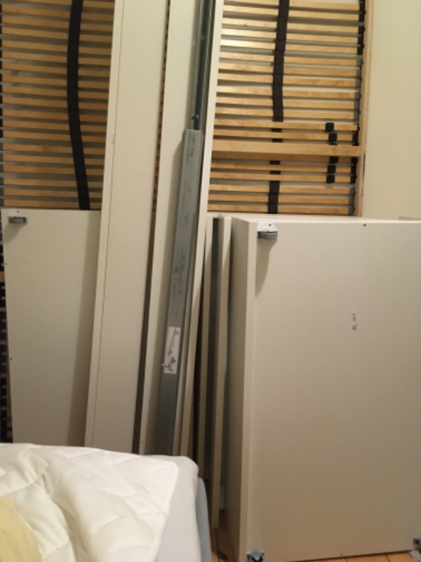 Hente sengestel på 3. Sal og køre det til affald