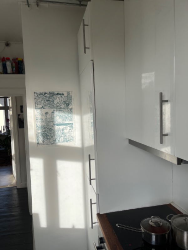 Montering af låger på skab med integreret køleskab