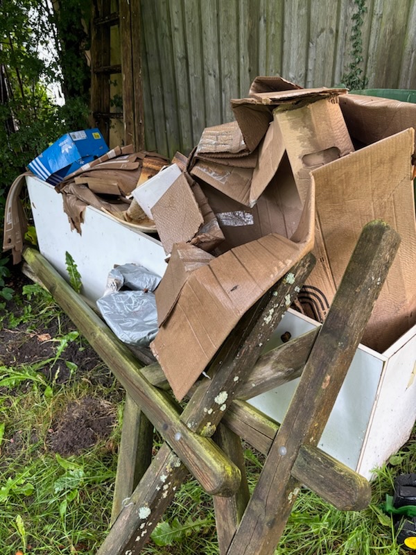 Fjernelse af byggematerialer i baghave