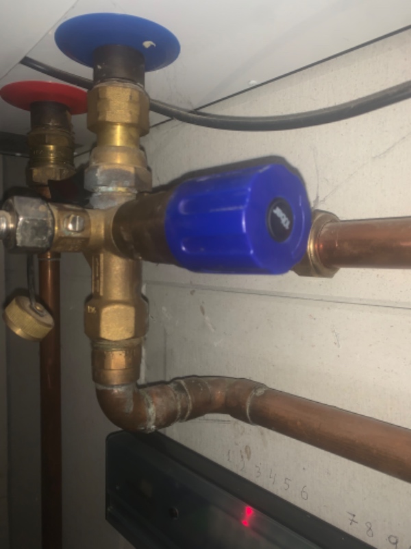 Skift af allerede indkøbt overtryksventil på varmtvandsbeholder der drypper hele tiden.
