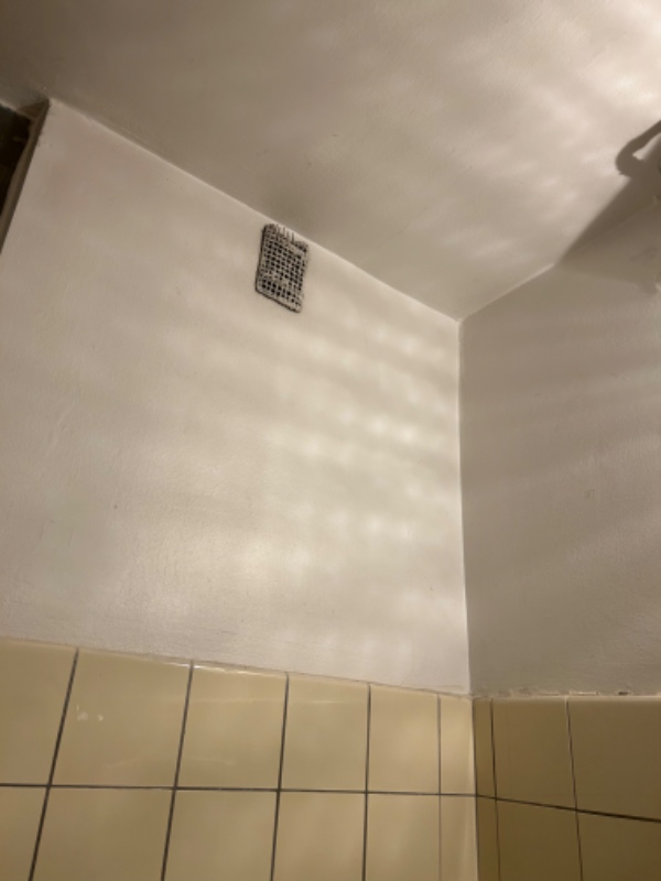 Malet og spartlet badeværelse - loft og top af væggene