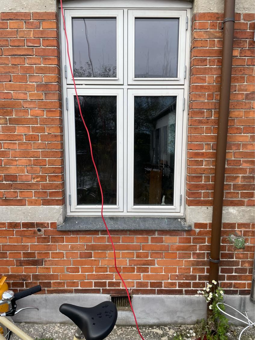 Murer: Åbne op til 2 terrassedører ved 2 vinduer i stueplan.