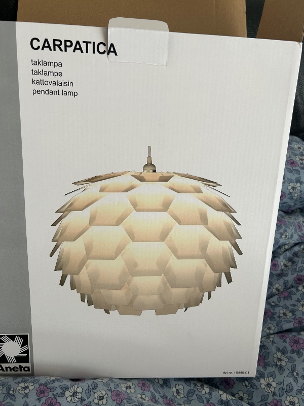 At få samlet en lampe og sat den op i lejligheden.