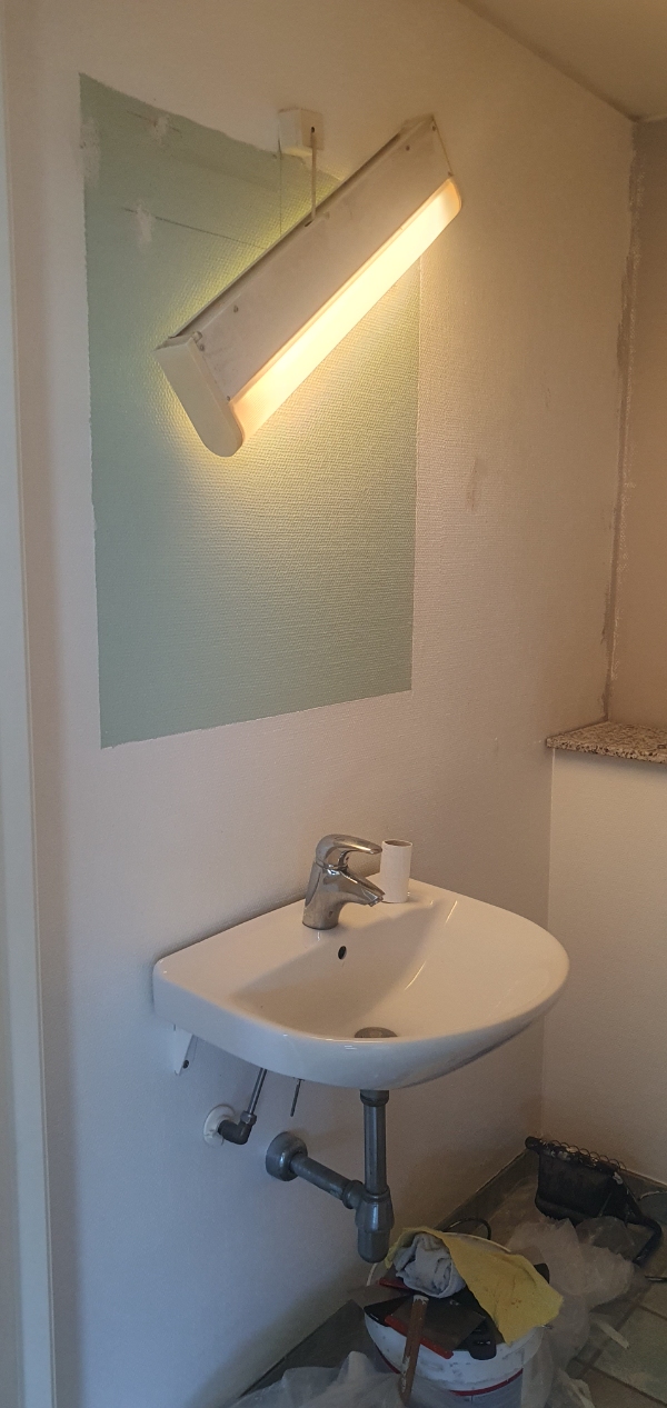 Spartling og filt på lille gæstetoilet