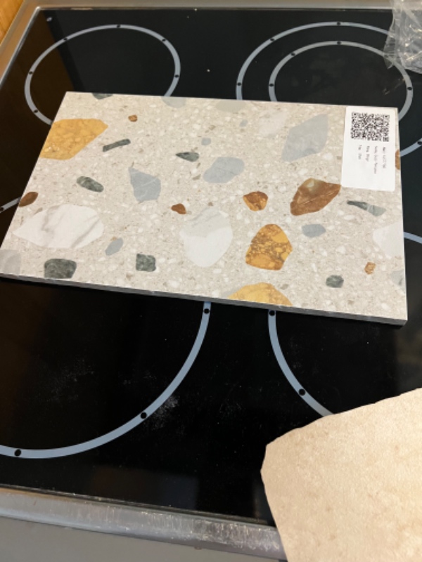 Terazzofliser bagved komfur og vask