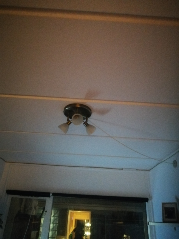 Hænge 6 lamper op, 7 mørklægningsgardiner og 2 persienner