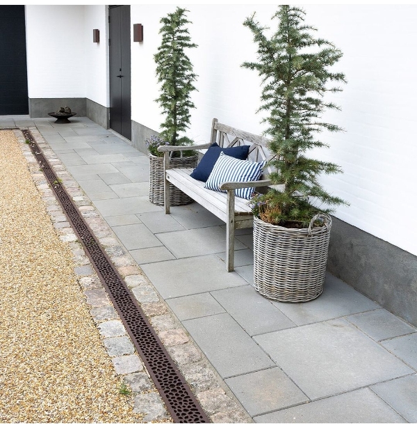 Havegang ca 64 m2 i mønster af 30x30, 30x60 og 60x60 fliser i antracit/sort