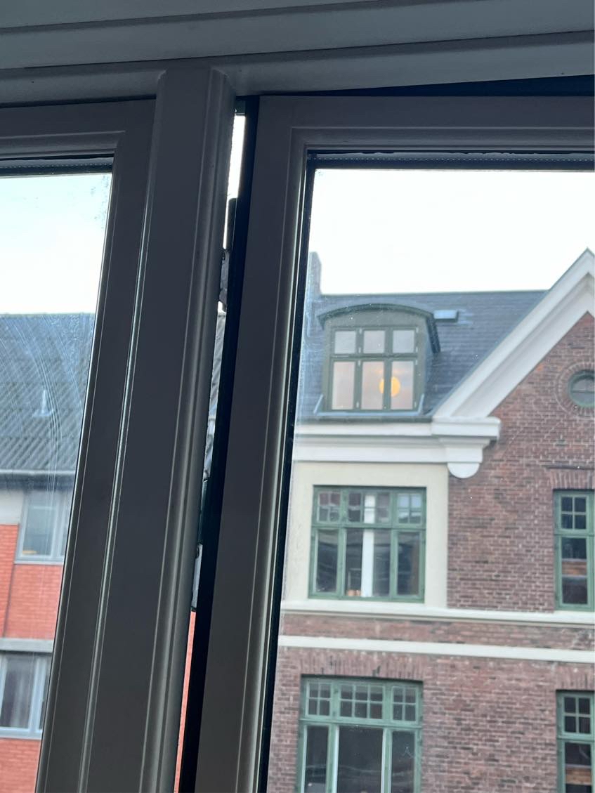 Hjælpe med en skæv vinduesramme eller skævt hængsel. Vinduet kam ikke lukkes.