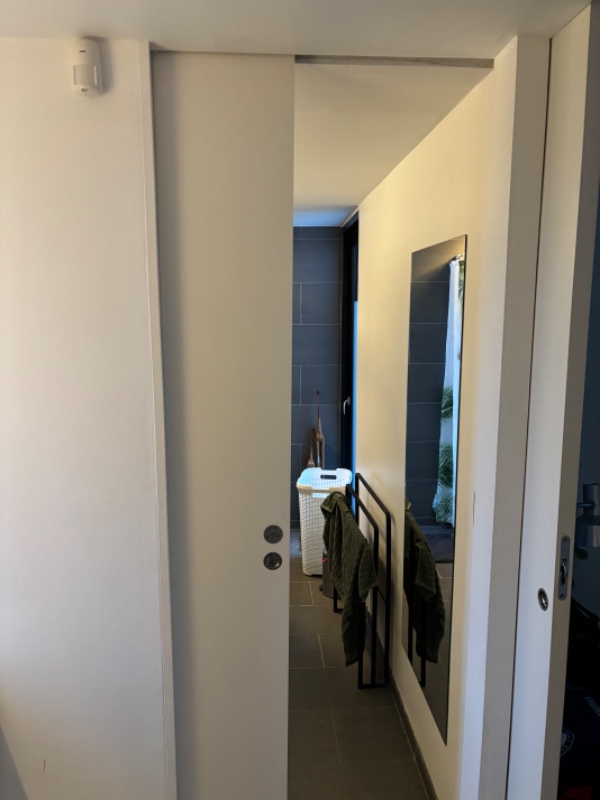 Opstramning af skydedør som hænger