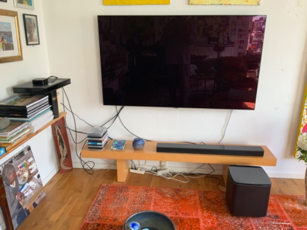 Vi skal have koblet vores dvd til vores smart-TV, og så skal vi have vores musikby-kke koblet til sm