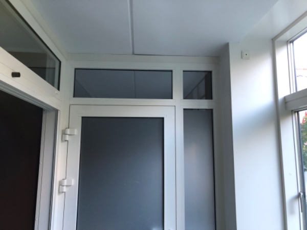 Opsætning af gardin skinne med et mindre hjørne beslag også skal monteres i beton loft,.