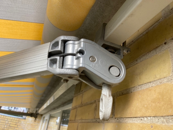 Vores markise hænger skævt og vi vil gerne have skiftet stoffet. Kan det betale sig at reparere