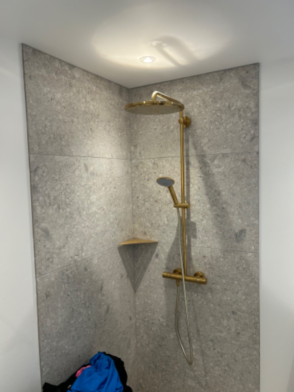 Glasbrusevæg med messingdetaljer