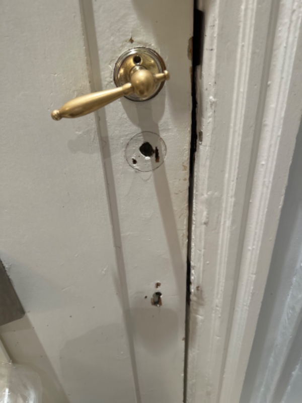 Montering af nye dørhåndtag i klinik. De er løse - gamle døre.