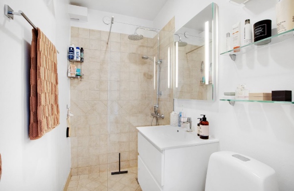 Montering af badeværelsesmøbel med vask