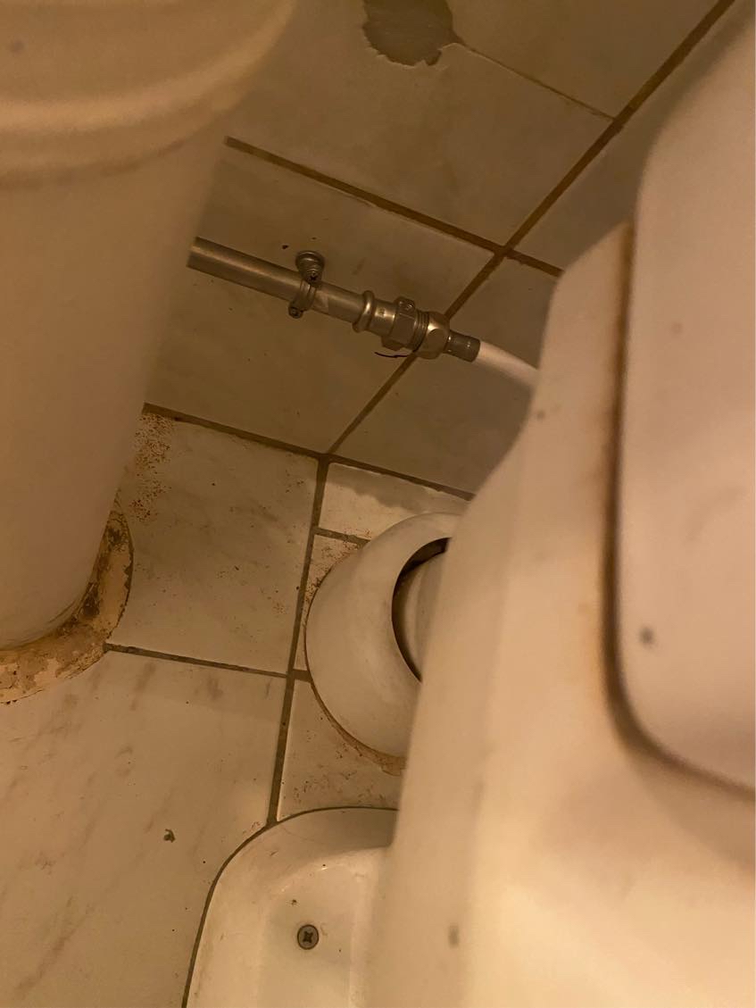 Montering af nyt toilet med s lås, da gammelt er defekt, samt balofix til toilet, ønskes monteret af fagperson på Amager.