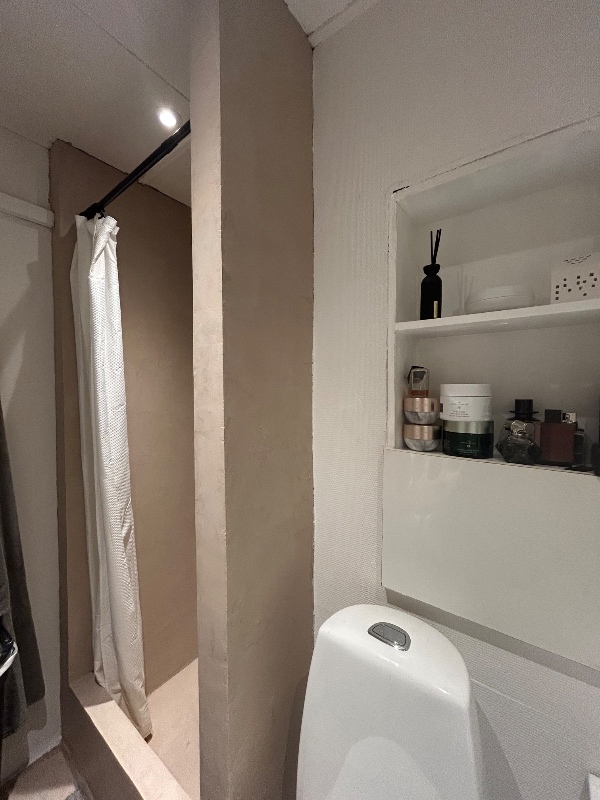 Fuge af bordplade, brusekabine samt en enkelt dør