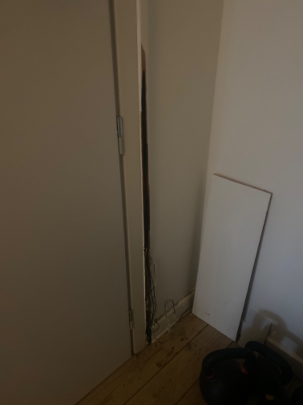 Renoveret panel/dørkarm som hundehvalpen har spist