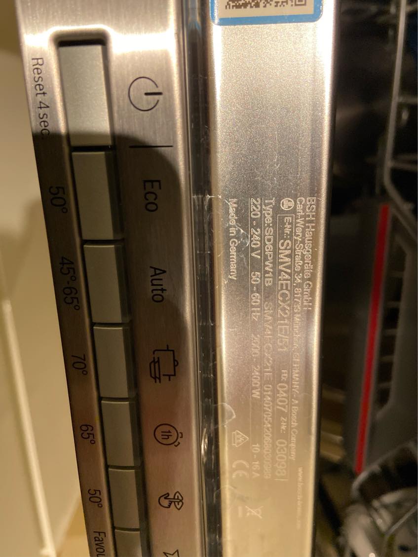 Påsætning af Invita køkkenlåge på integrebar opvaskemaskine.