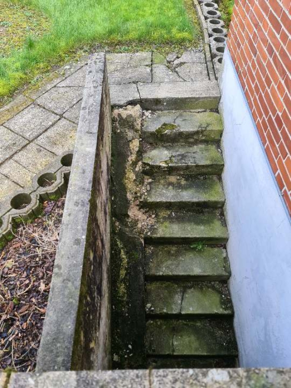 Reperation af trappe og mur langs med