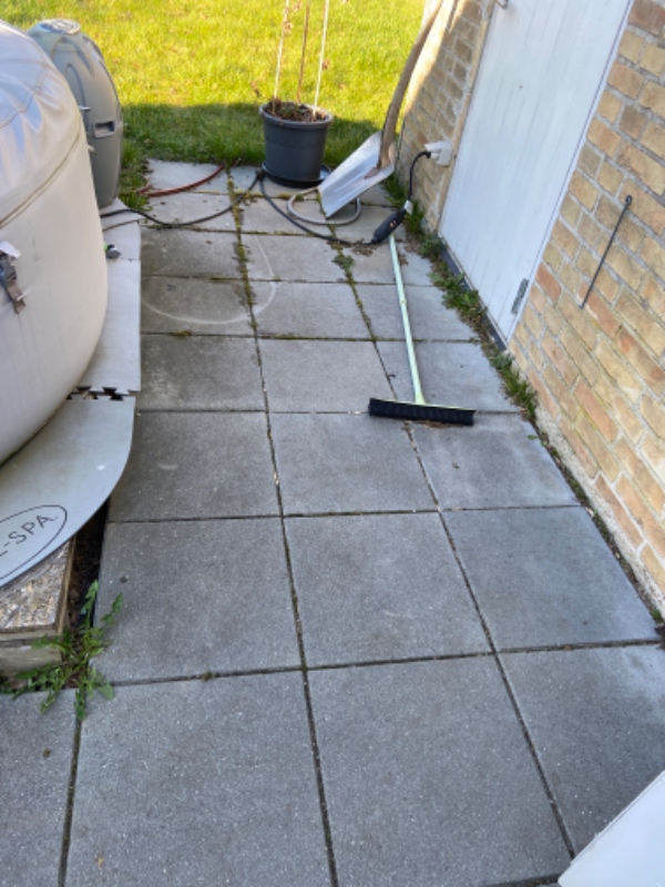 Græsslåning, fjerne ukrudt på terrassen, indkørsel samt gangfliser