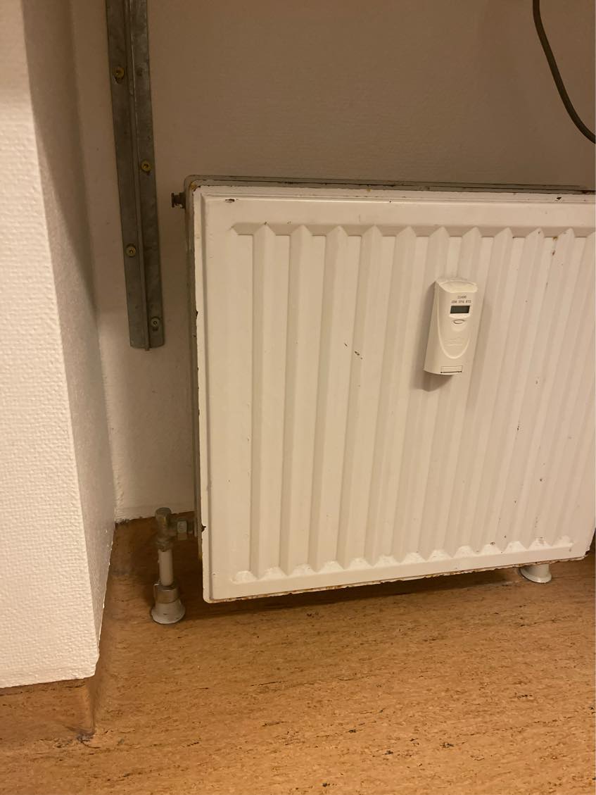 Afmonteret en lille radiator på badeværelset