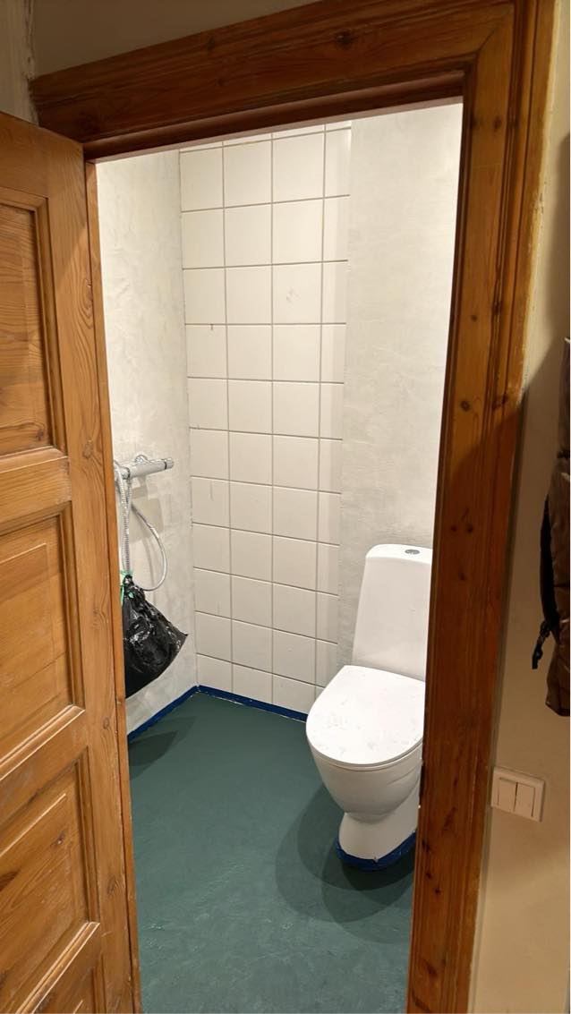 Silikonefuge på 2 m2 badeværelse i hjørner og ved badeværelsesmøbler