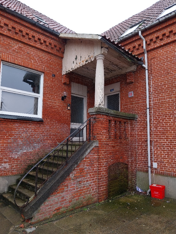 Beklædning af træ over trappe